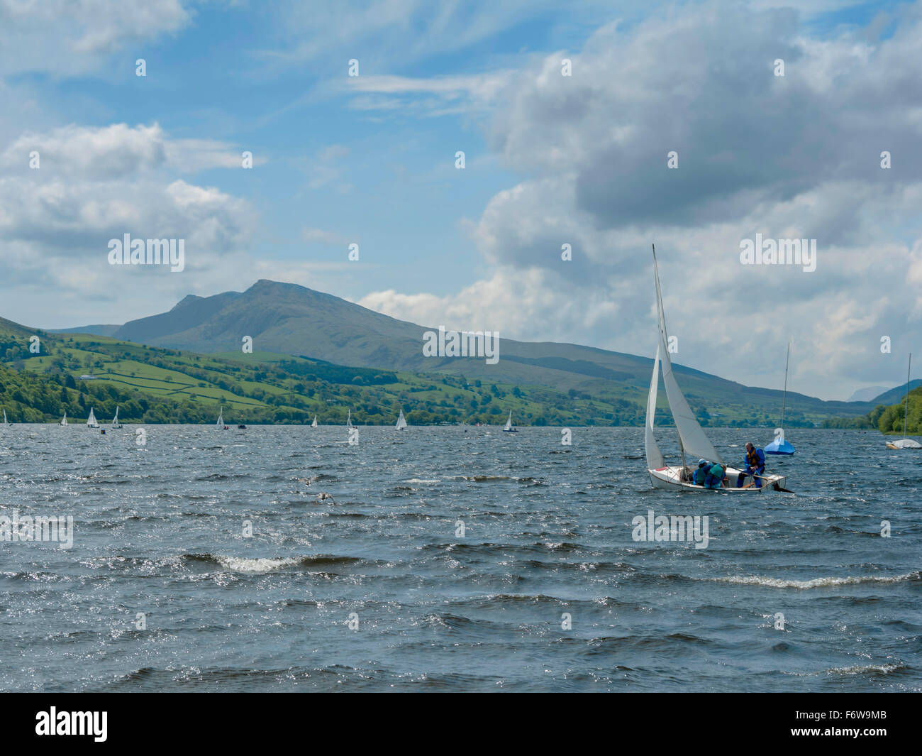 Jolle Segeln auf Bala Lake mit den Aran-Bergen im Hintergrund, Arun Fawddwy, Stockfoto