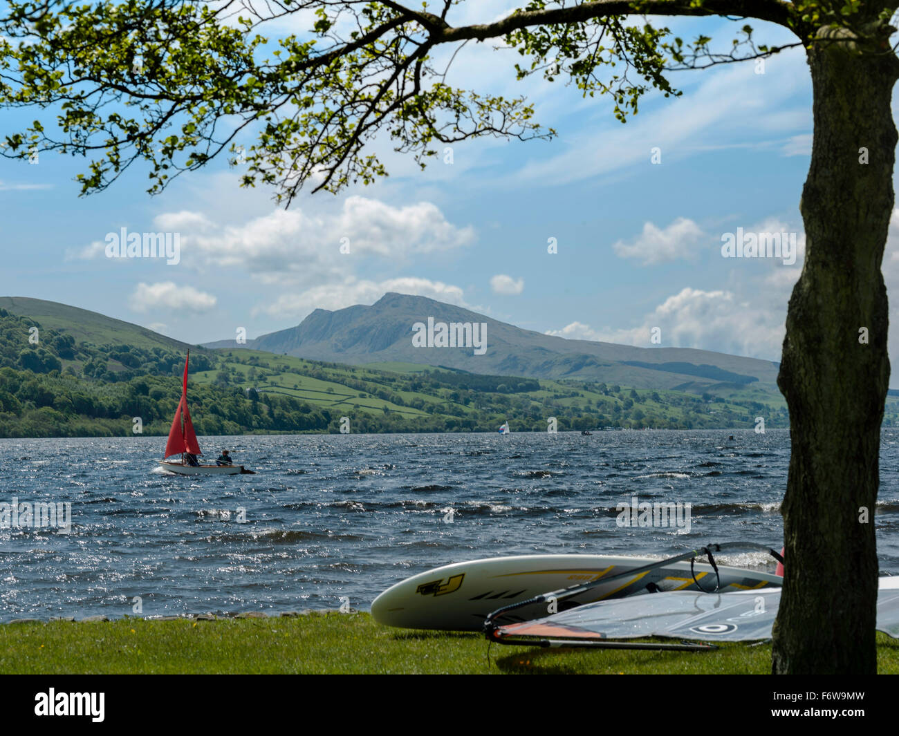 Jolle Segeln auf Bala Lake mit den Aran-Bergen im Hintergrund, Arun Fawddwy, Stockfoto
