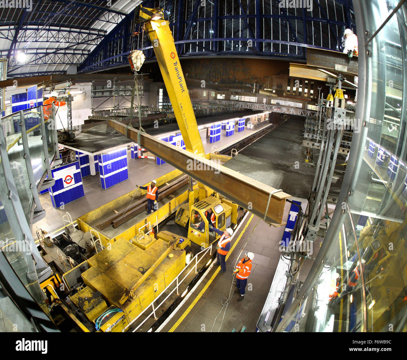 Über Nacht bauen und sanieren auf die Londoner u-Bahn-Netz. Temporäre Balken sind am Earls Court Station errichtet. Stockfoto