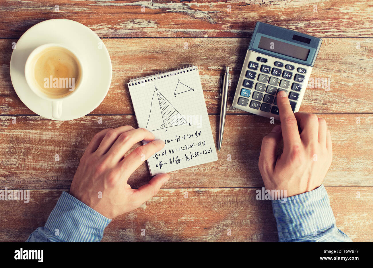 Nahaufnahme von Händen mit Taschenrechner, die Aufgabe zu lösen Stockfoto