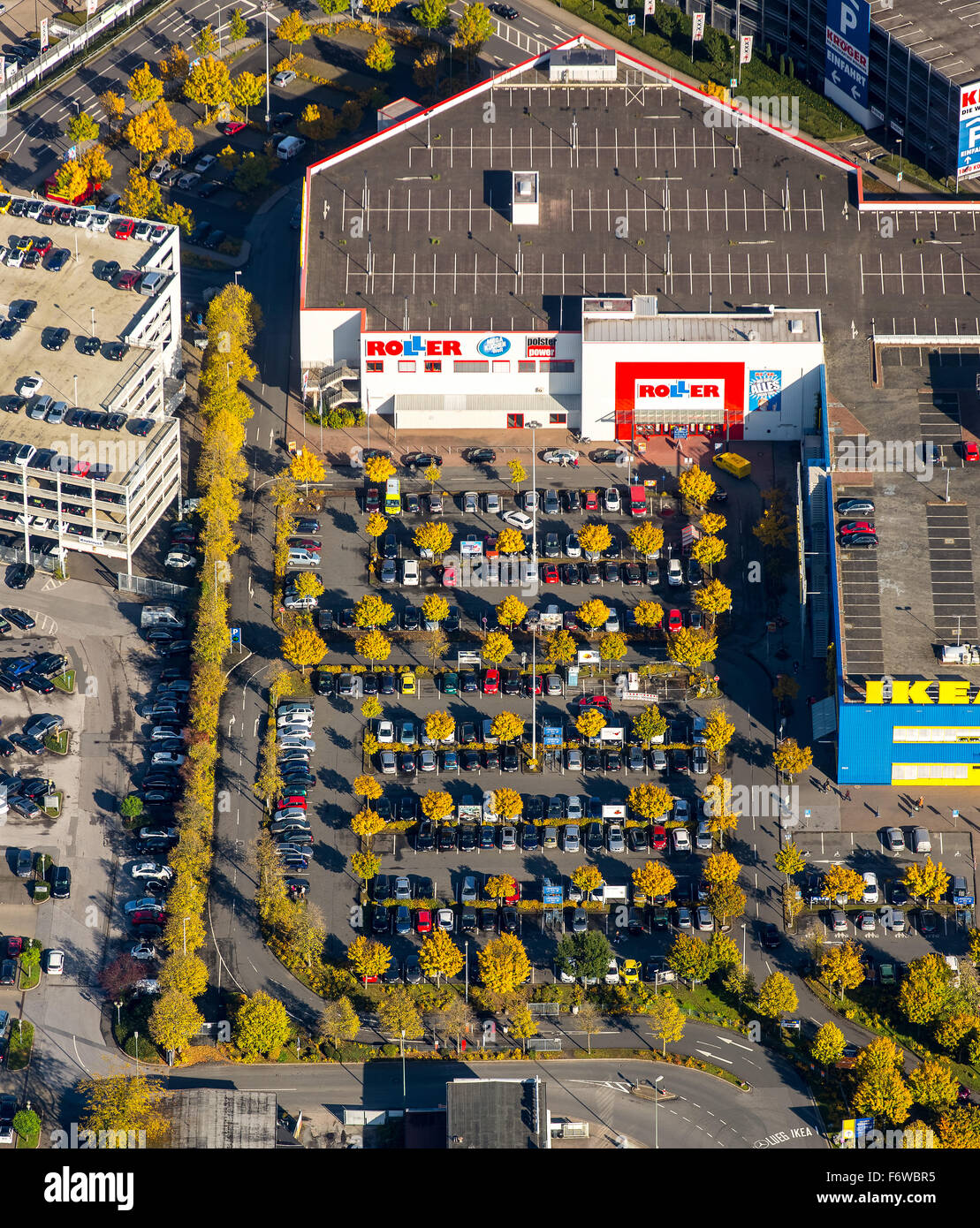 Parkplatz Möbel Shop Roller mit Laubbäume im Herbst Laub, Essen,  Ruhrgebiet, NRW, Deutschland Stockfotografie - Alamy