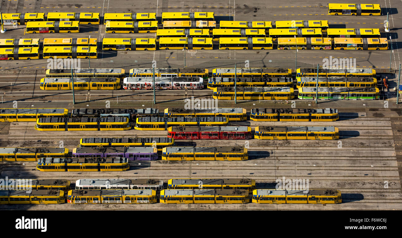 Busse und Straßenbahnen in Straßenbahndepot EVAG Essen, Essen-Verkehr, ÖPNV, öffentlicher Personenverkehr Nachverkehr, Essen, Ruhrgebiet, Stockfoto