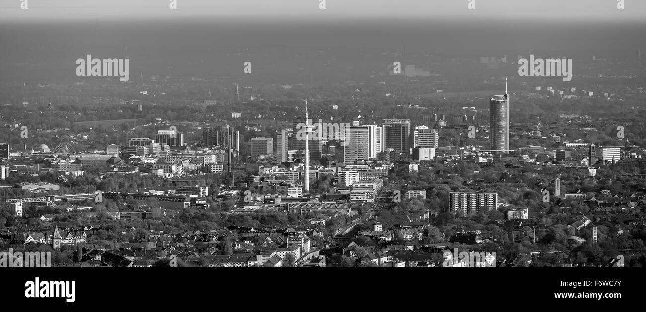 Skyline von Essen, Wolkenkratzer, RWE-Tower, Fernsehturm, Rhein Ruhr  Zentrum in den Vordergrund, Essen, schwarz und weiß Stockfotografie - Alamy