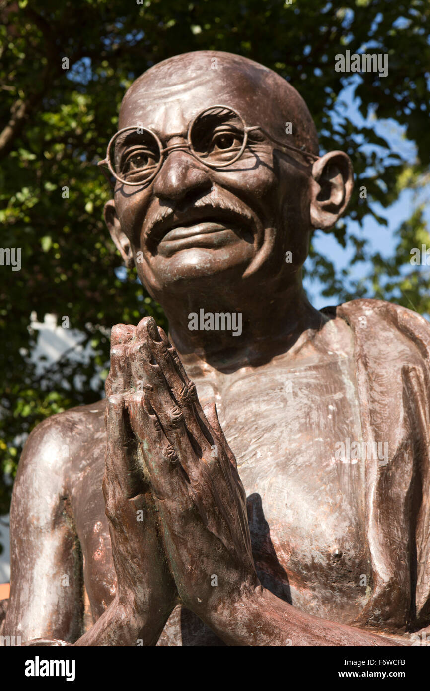Großbritannien, England, Yorkshire, Hull, High Street, Mandela Gärten, Büste von Mohandas (Mahatma) Gandhi, von Jaiprakash Shirgaoankar Stockfoto