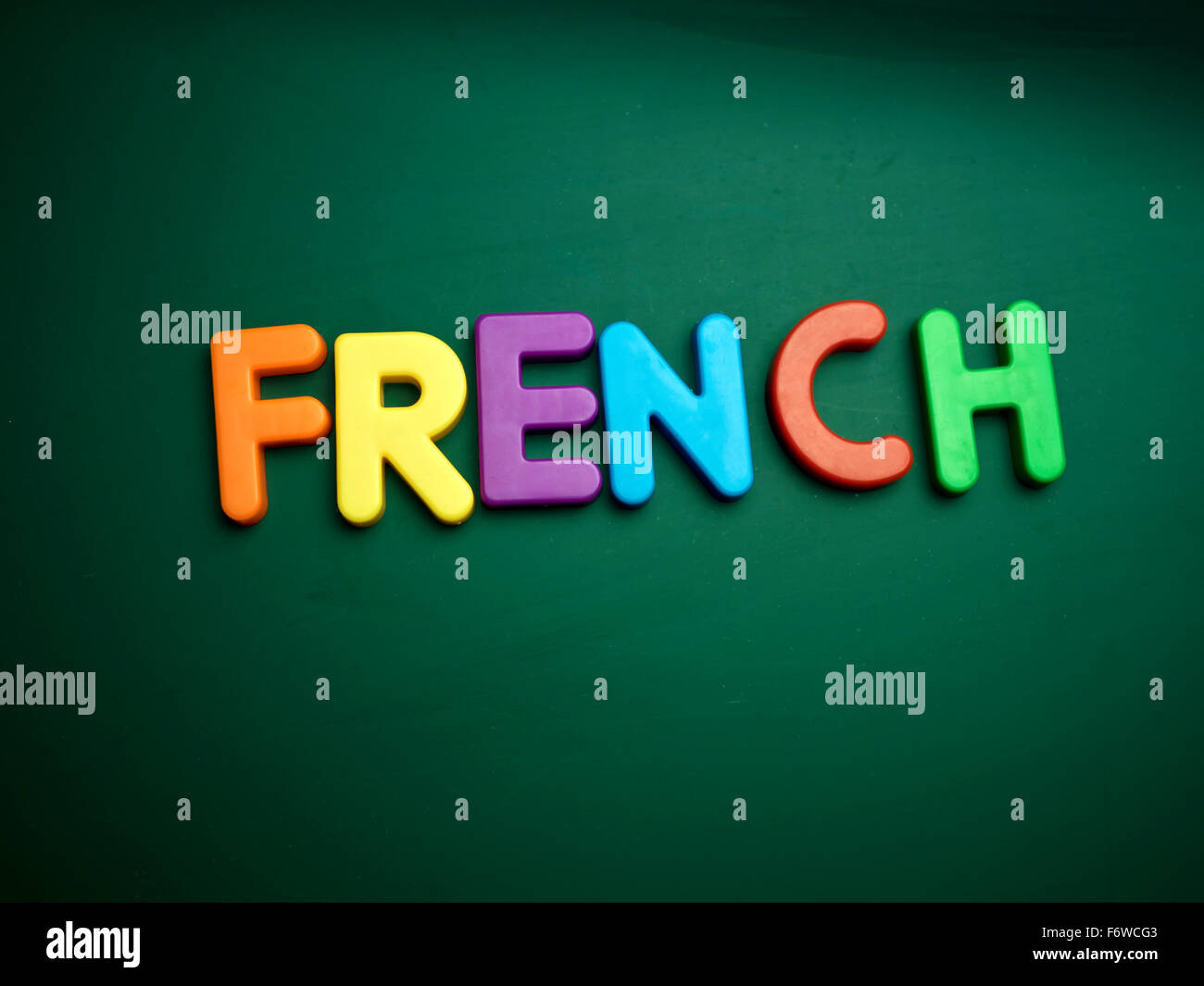 Französisch Klasse Konzept in bunten Buchstaben isoliert auf leere Tafel Stockfoto