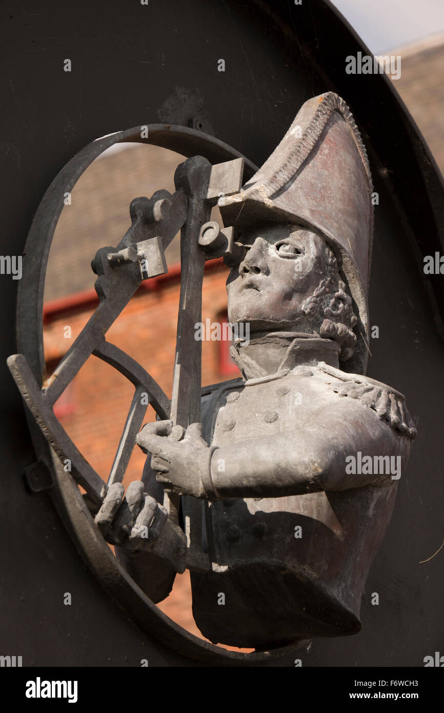 Großbritannien, England, Yorkshire, Hull, Museumsquartier, Navigator-Skulptur in Wand eingebaut Stockfoto