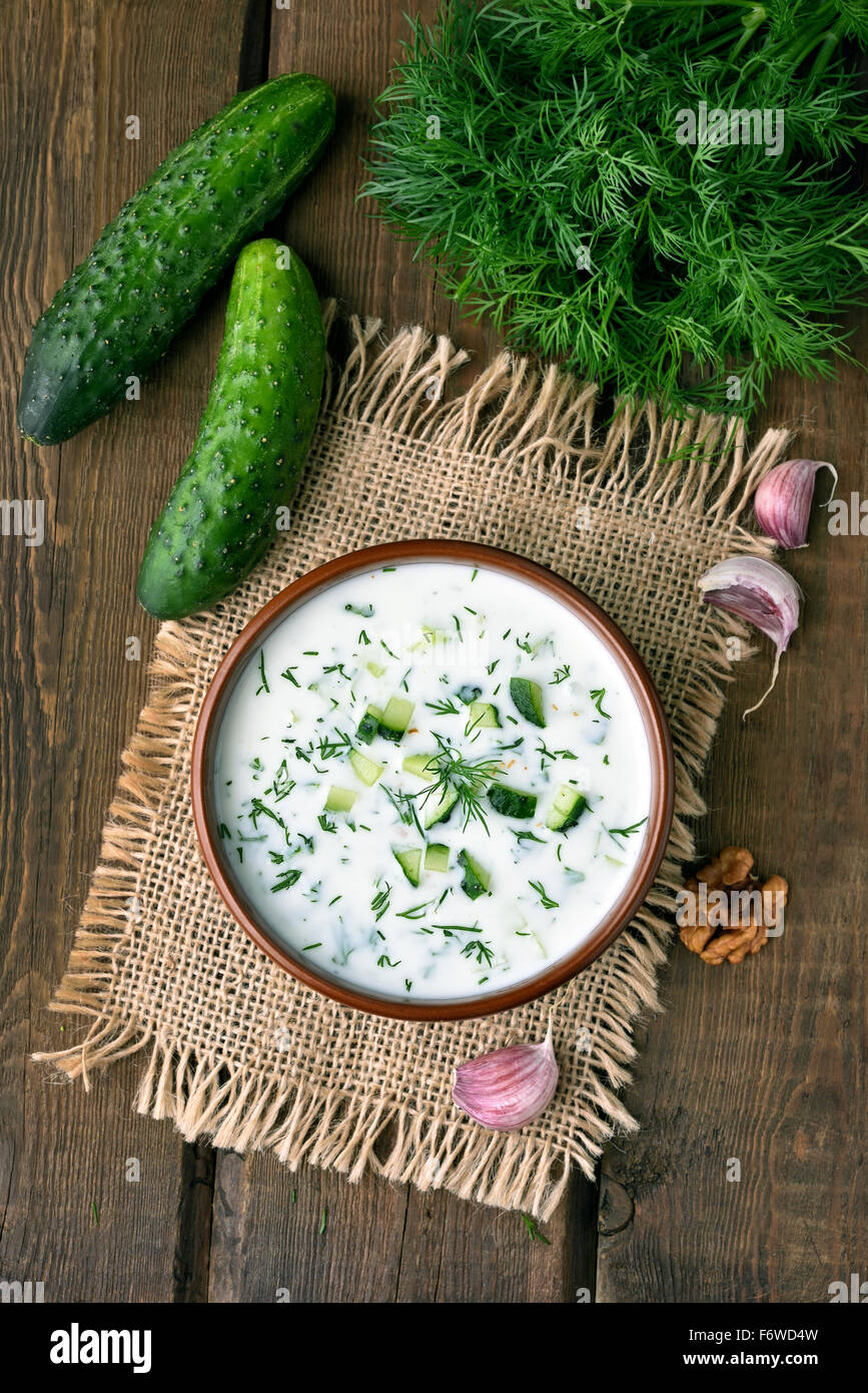 Kalte Suppe mit Joghurt, Gurken und Dill, Ansicht von oben Stockfoto