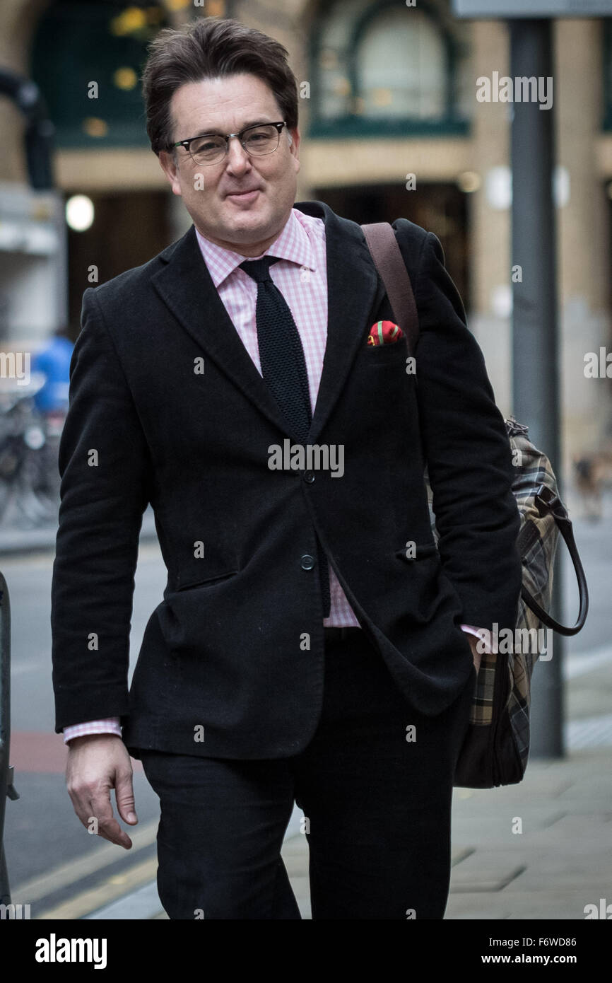 London, UK. 20. November 2015. Andrew Fitch-Holland, kriminelle Barrister und Chris Cairns Mitangeklagten kommt in Southwark Crown Court seines Prozesses unter dem Vorwurf der pervertiert Justiz Kredit weiter: Guy Corbishley/Alamy Live News Stockfoto