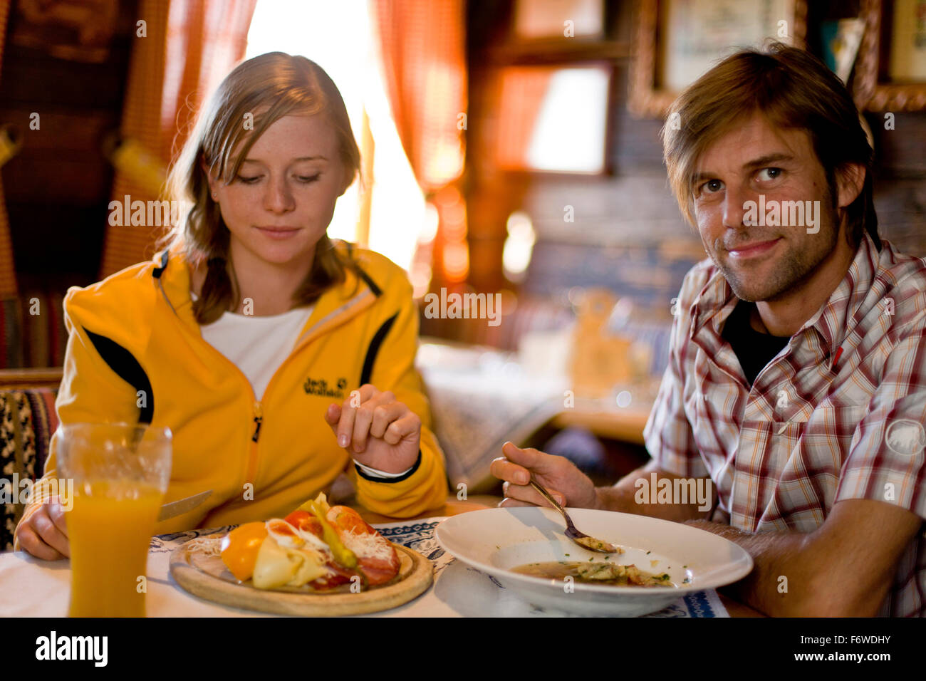 Paar beim Mittagessen in einer Berghütte, Schladming, Planai, Steiermark, Österreich Stockfoto