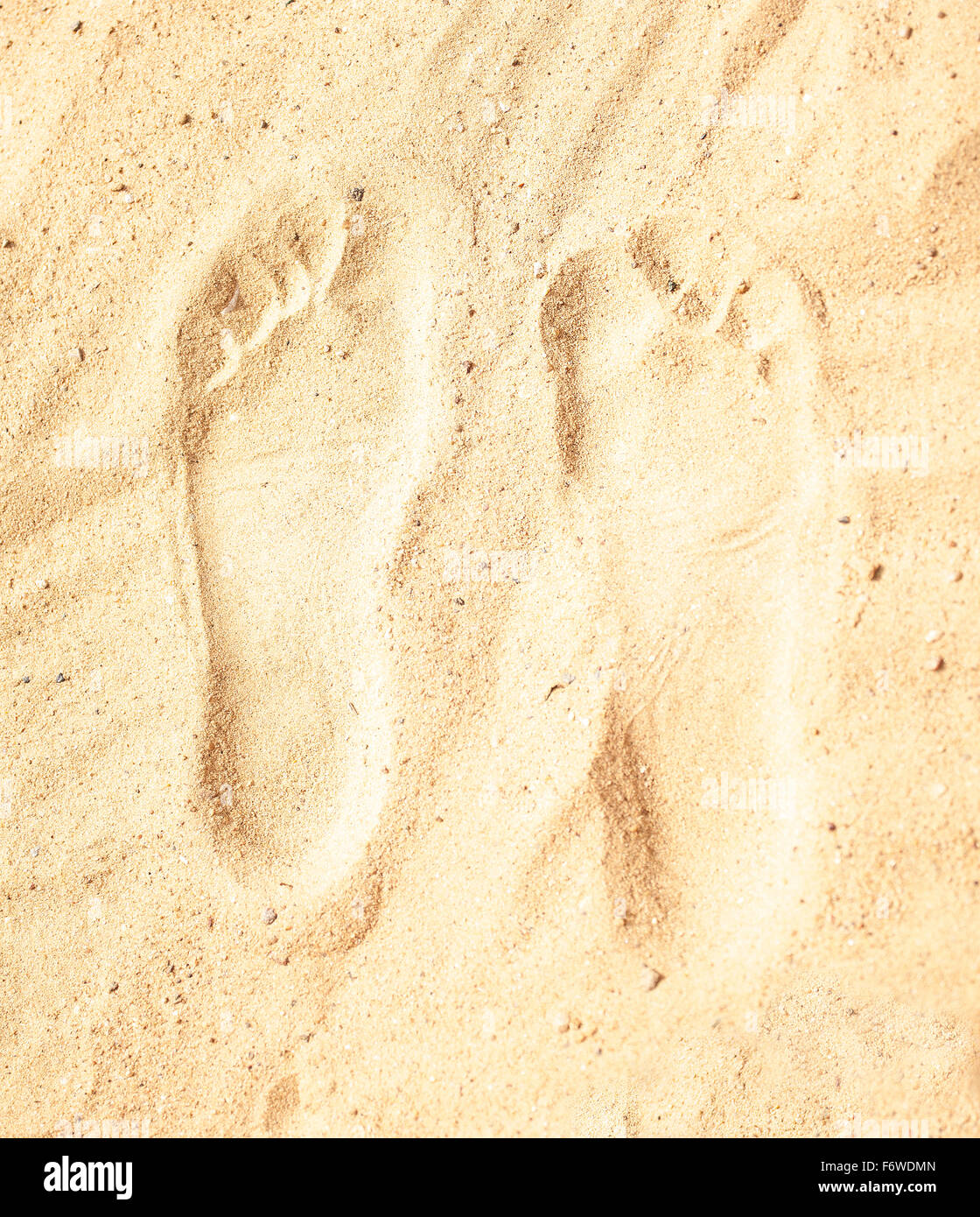 Zwei Fußspuren im Sand am Strand Stockfotografie - Alamy