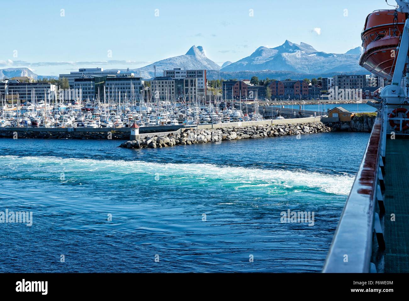 Hurtigruten-Fähre, MS Polarlys, wodurch eine enge wiederum verlassen Hafen von Bodø, Norwegen. Stockfoto