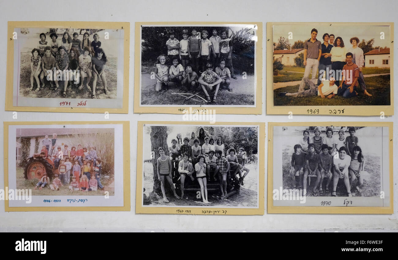 Anzeigen von alten Fotografien von Kibbutz Mitglieder in der grünen Hütte Museum im Kibbuz Sde Nehemia die alte Haushaltsgegenstände und nostalgische Symbole für Beginn des israelischen Sammelabrechnung Kibbuzim im oberen Galiläa Israel zeigt Stockfoto