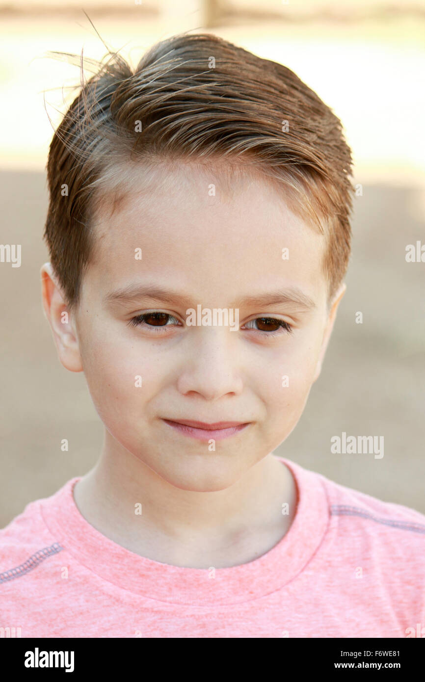 Young Boy mit einem neuen Haarschnitt Stockfoto
