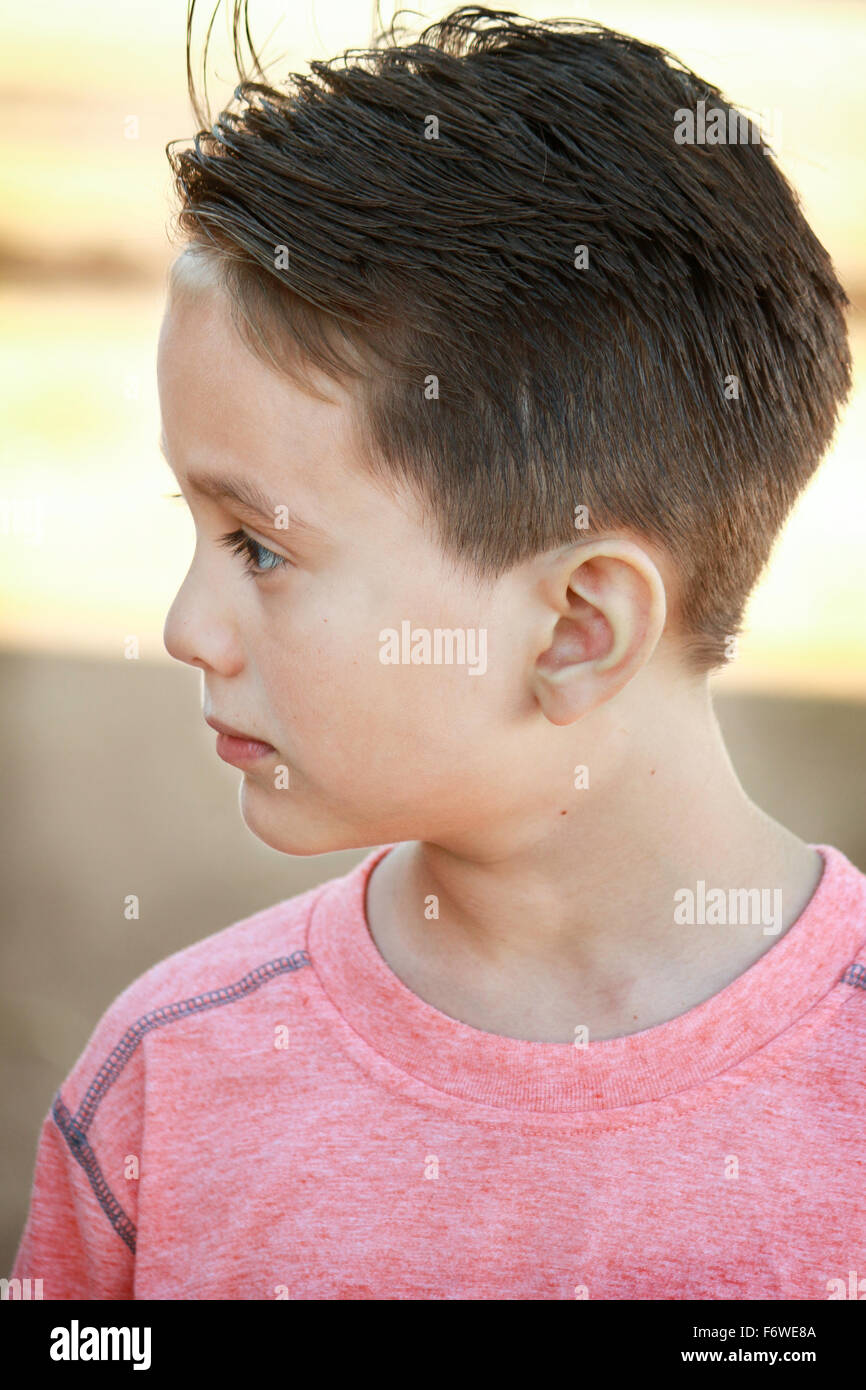 Young Boy mit einem neuen Haarschnitt Stockfoto