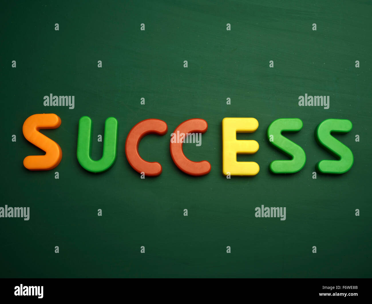 Erfolgskonzept in bunten Buchstaben isoliert auf leere Tafel Stockfoto