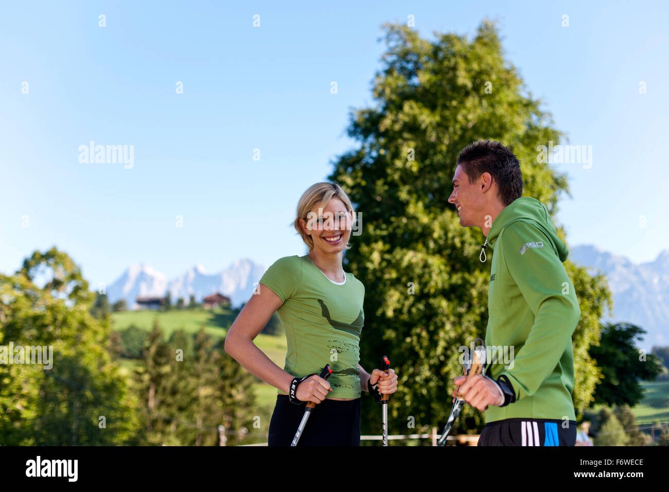 Zwei nordic Walker, Dachstein-Gebirge im Hintergrund, Steiermark, Österreich Stockfoto