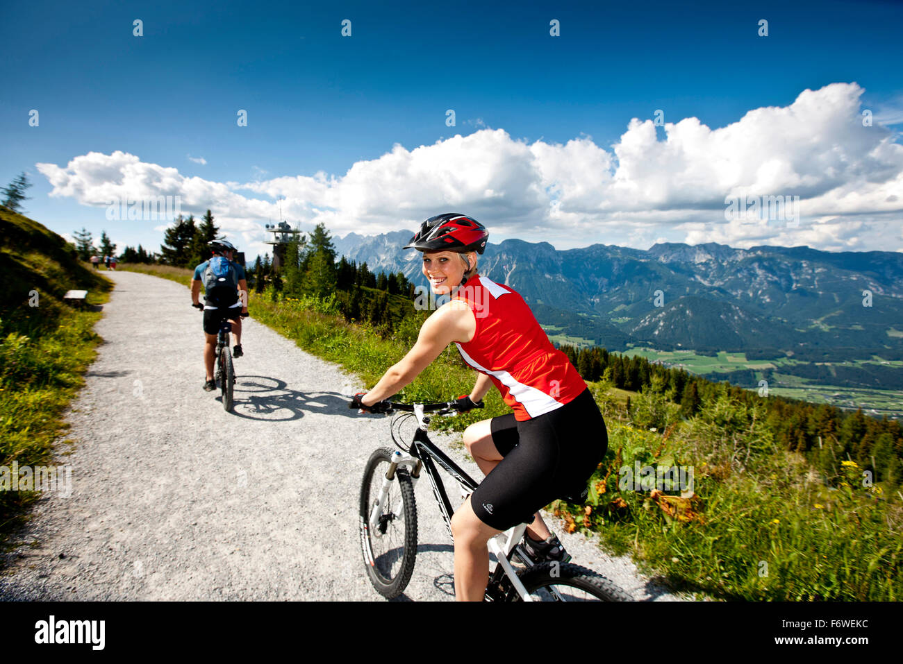 Mountainbiker auf eine Kies-Raod Duisitzkar, Planai, Steiermark, Österreich Stockfoto