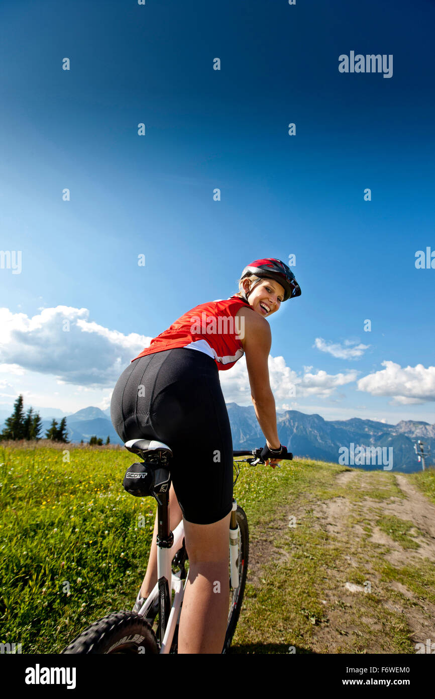 Weibliche Mountainbiker auf einer Almwiese, Duisitzkar, Planai, Steiermark, Österreich Stockfoto