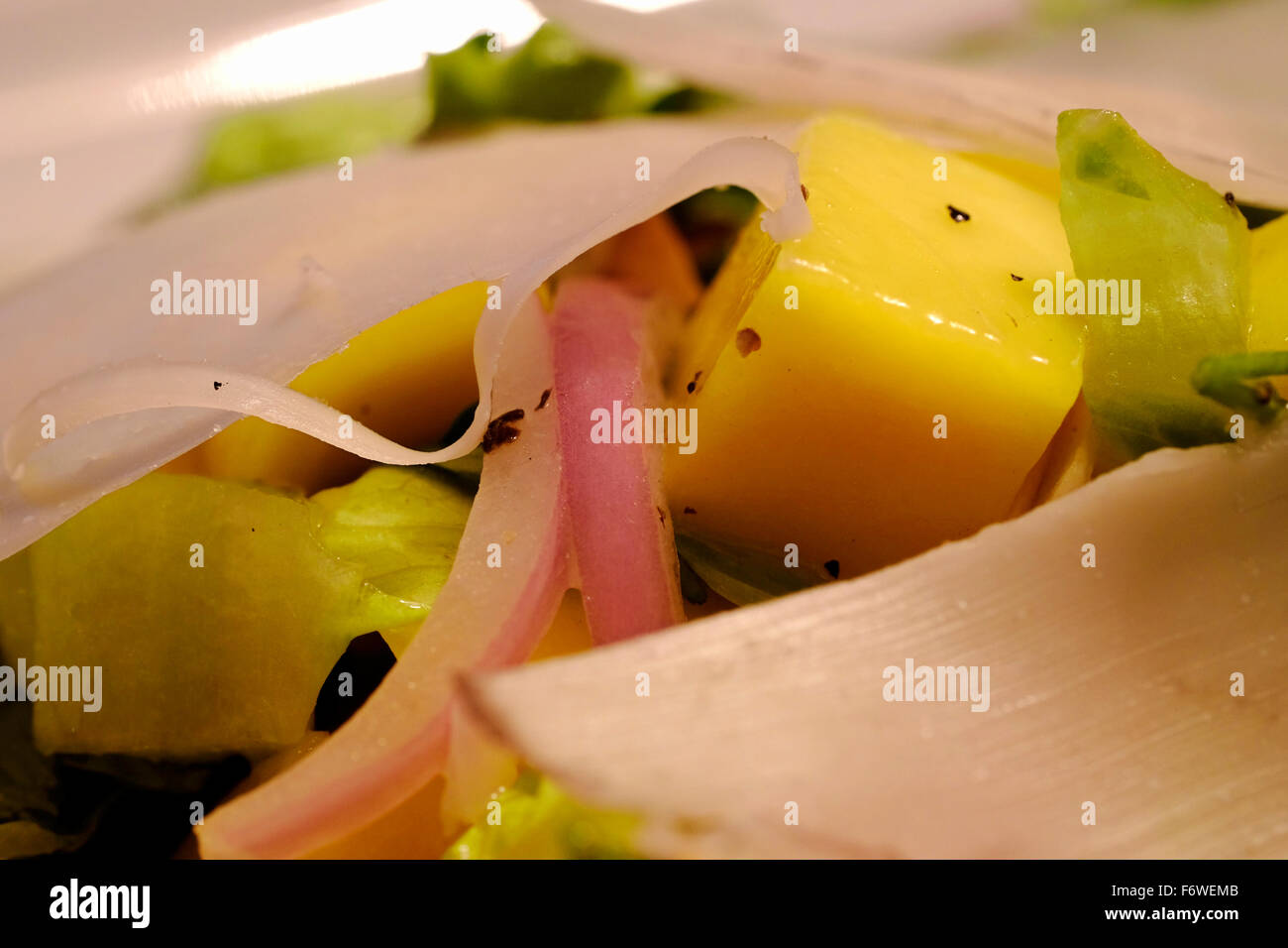 Eine Schüssel mit Mango-Salat serviert mit Manchego-Käse Stockfoto