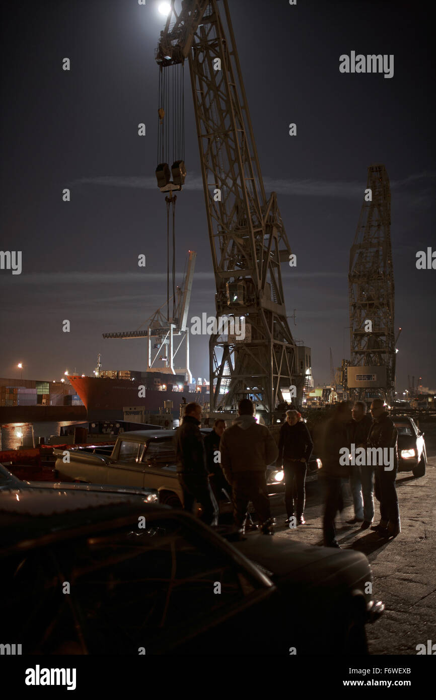 Motoraver Gruppe mit modernen Oldtimer Treffen im Hafen bei Nacht, Hamburg, Deutschland Stockfoto