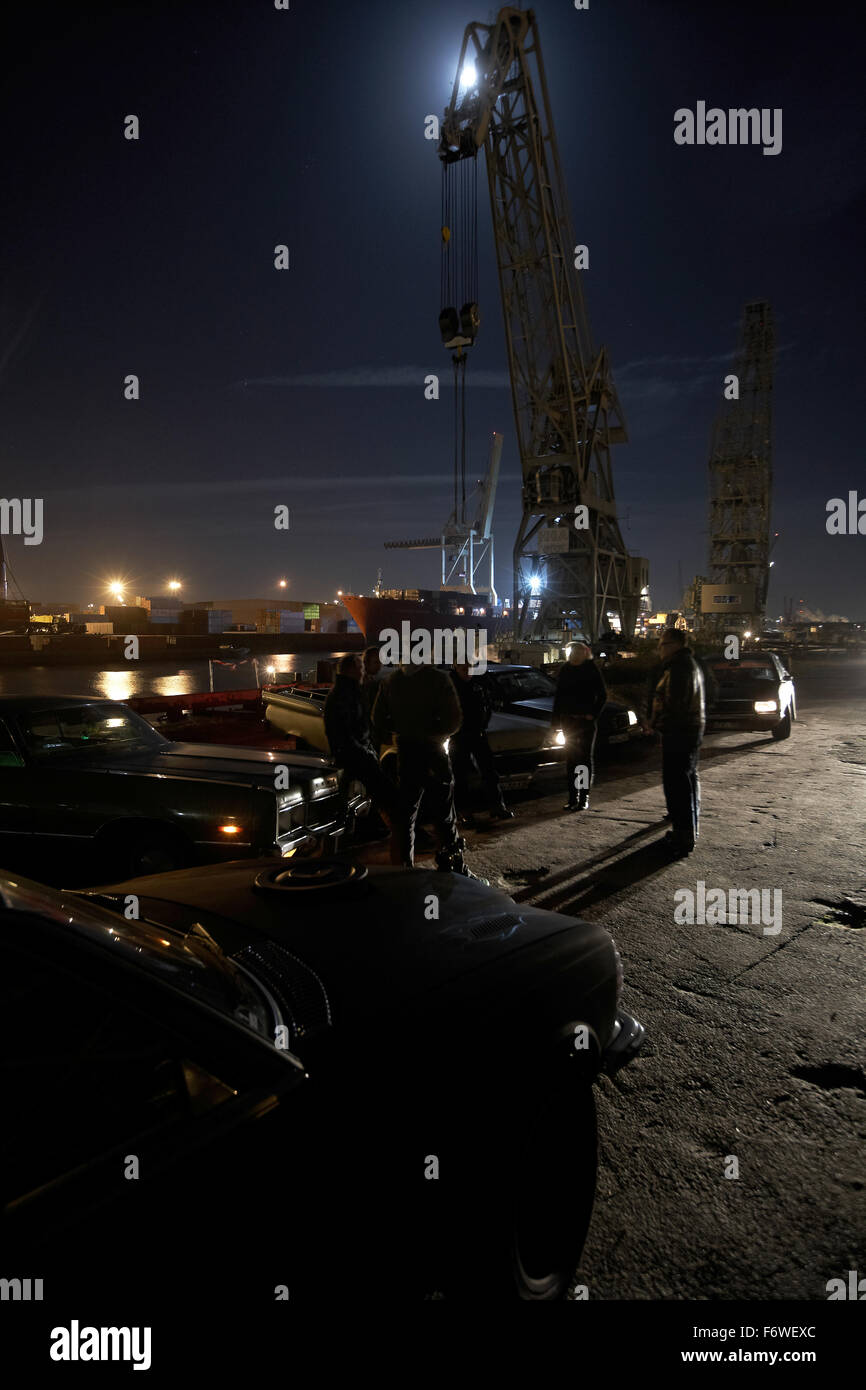 Motoraver Gruppe mit modernen Oldtimer Treffen im Hafen bei Nacht, Hamburg, Deutschland Stockfoto