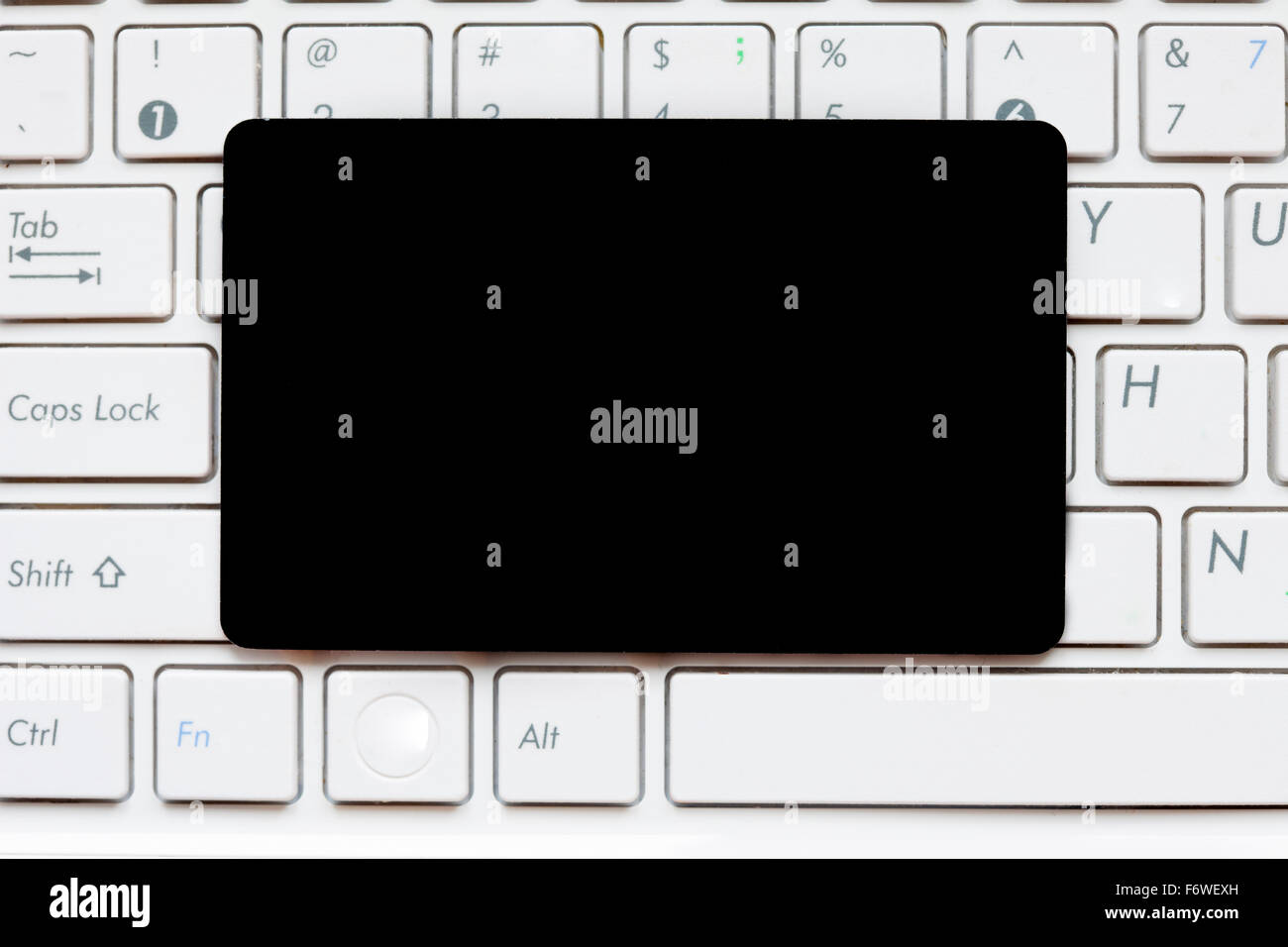 Leere schwarze leere Karte auf Computer-Tastatur Stockfoto