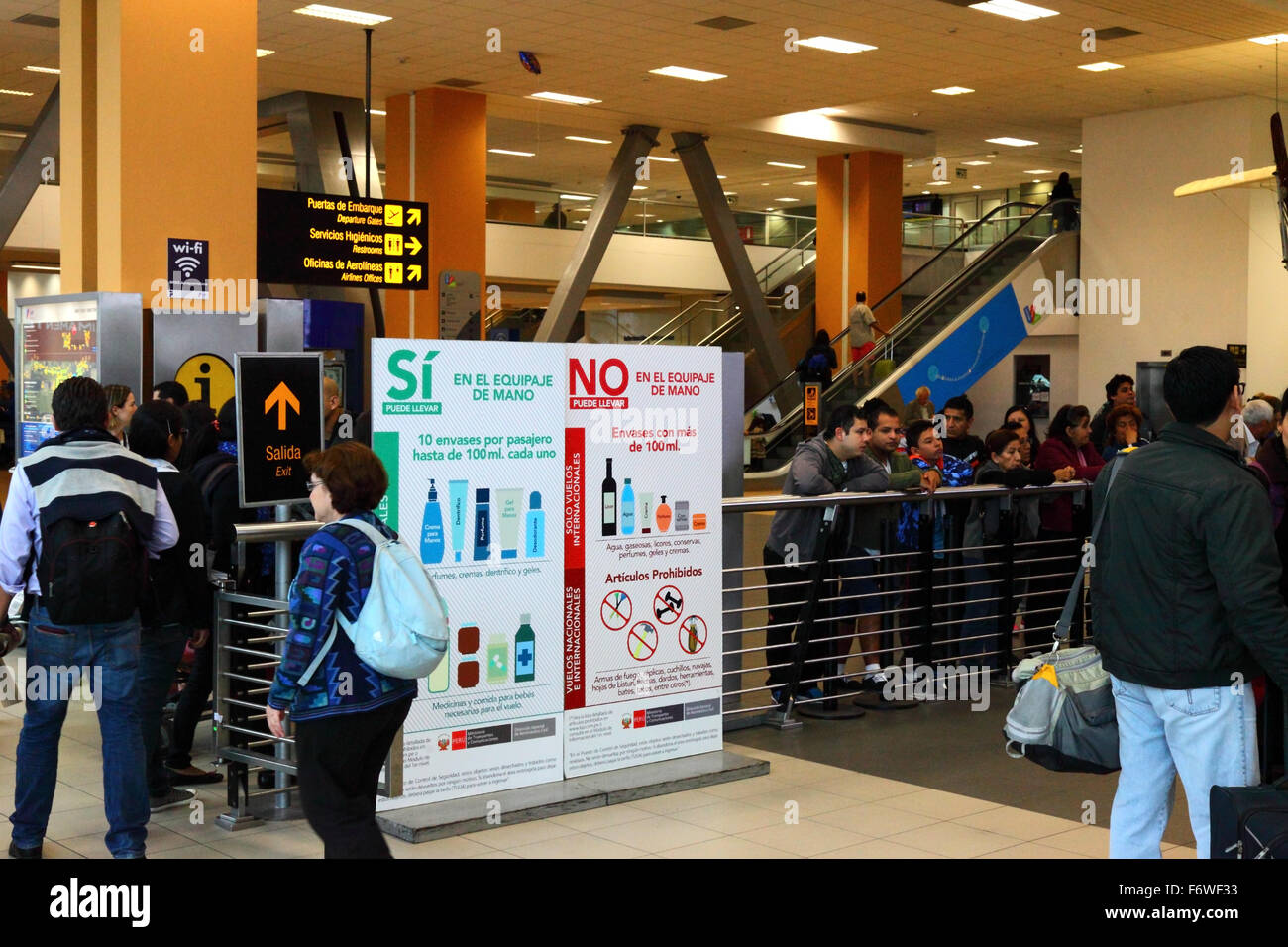 Melden Sie sich an Spanisch zeigen, welche Gegenstände in der hand dürfen Gepäck, Jorge Chávez International Airport, Callao, Lima, Peru Stockfoto