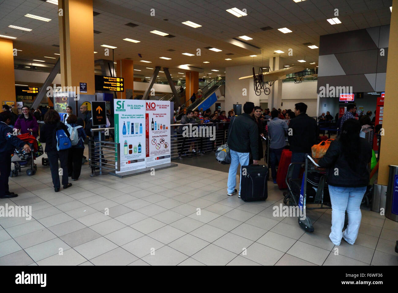 Melden Sie sich an Spanisch zeigen, welche Gegenstände in der hand dürfen Gepäck, Jorge Chávez International Airport, Callao, Lima, Peru Stockfoto