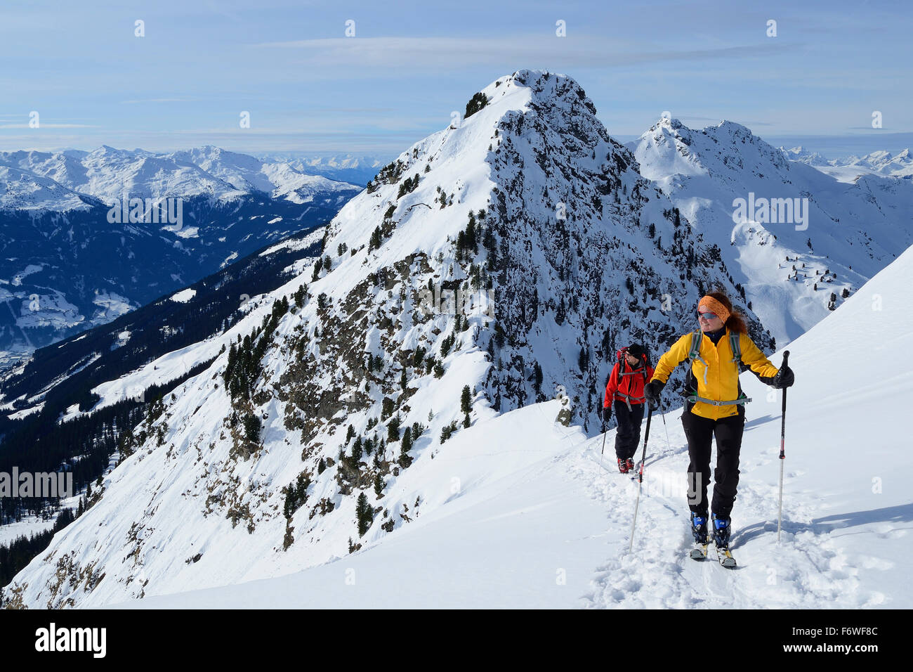 Zwei Personen Hinterland Skifahren Kleiner Galtenberg, Backcountry Ski, Kleiner Galtenberg, Kitzbühel Palette, Tyro aufsteigend Stockfoto