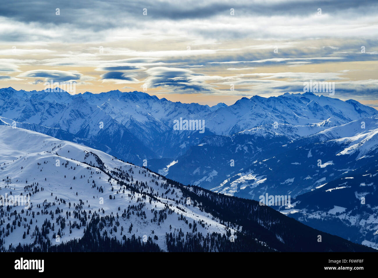 Föhn Wolken über dem Zillertal Range mit gröberen Moeseler, Hochfeiler, Hoher Riffelteiler und Olperer, Kleiner Galtenberg, Kitzbühel Stockfoto