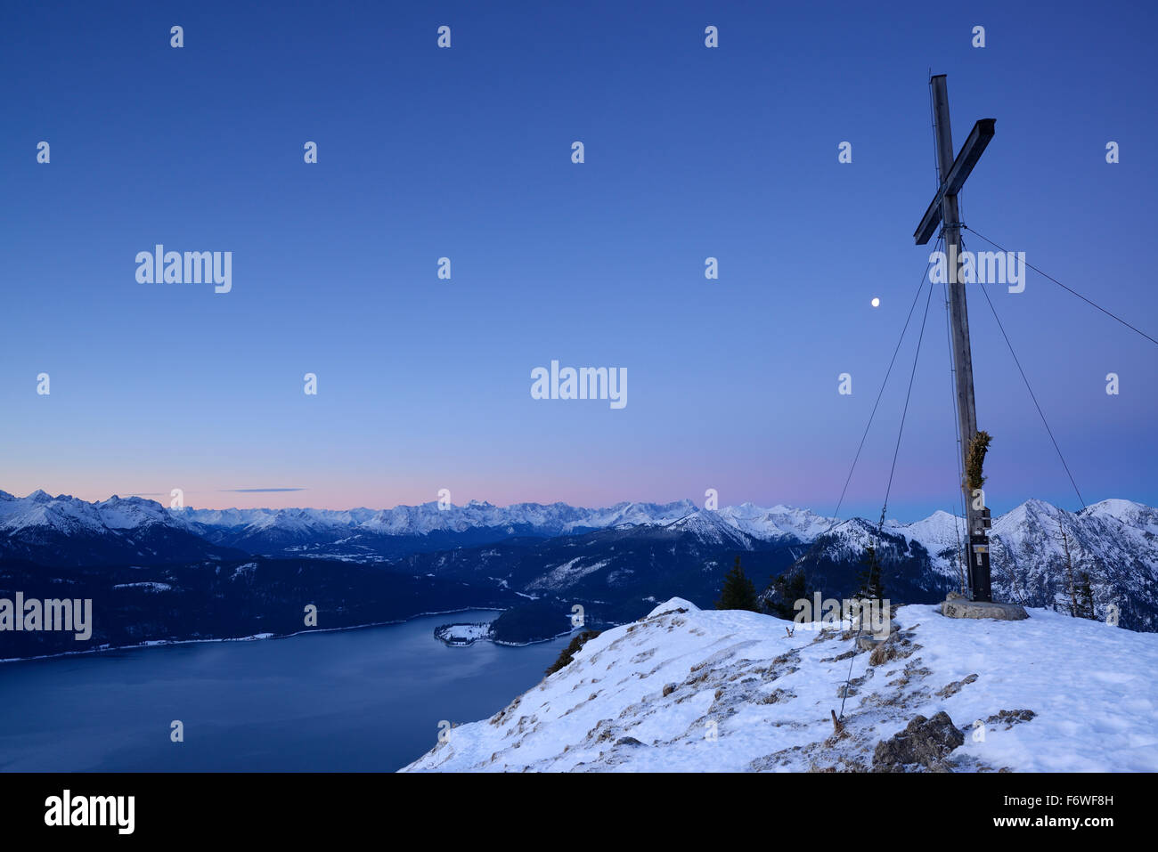 Blick vom Kreuz am Gipfel von Jochberg auf See Walchensee, Karwendel Range und bayerischen Alpen, Jochberg, Bayerische Alpen, obere Bava Stockfoto