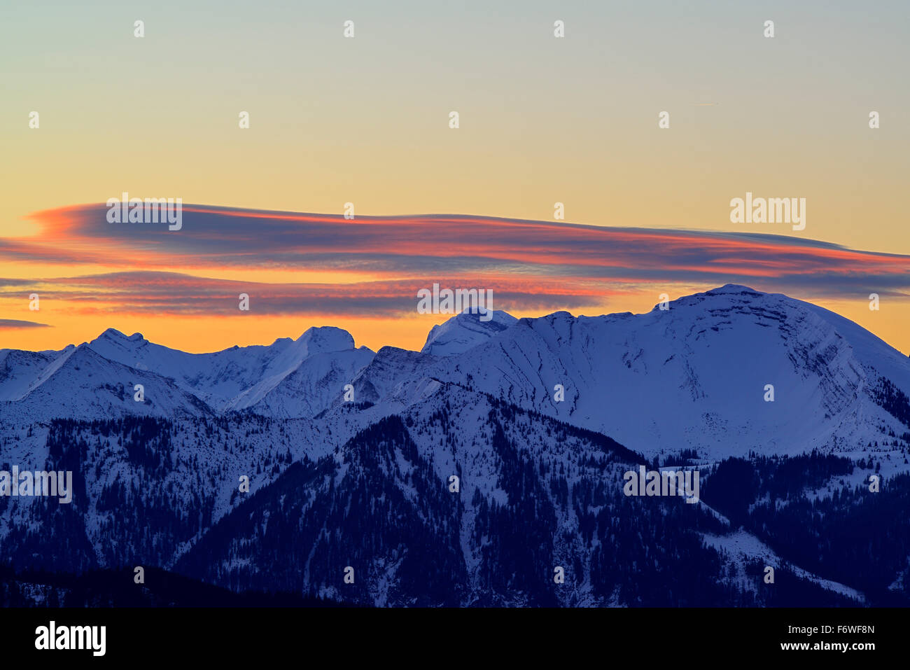 Blick vom Jochberg auf Föhn Wolken im Morgenlicht über Karwendel Bereich mit Schafreuter, Jochberg, Bayerische Alpen, obere Bavar Stockfoto