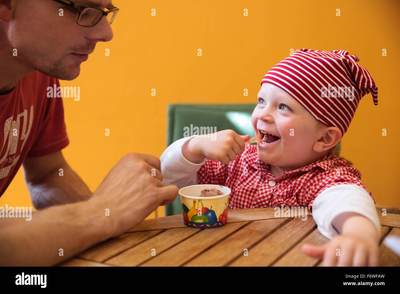 Vater und Sohn, Eis essen, Boitzenburg, Uckermark, Brandenburg, Deutschland Stockfoto