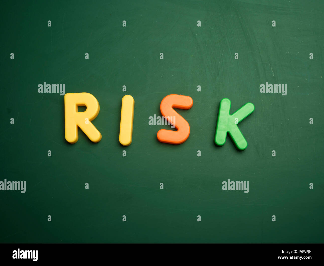 Risk-Konzept in bunten Buchstaben isoliert auf leere Tafel Stockfoto