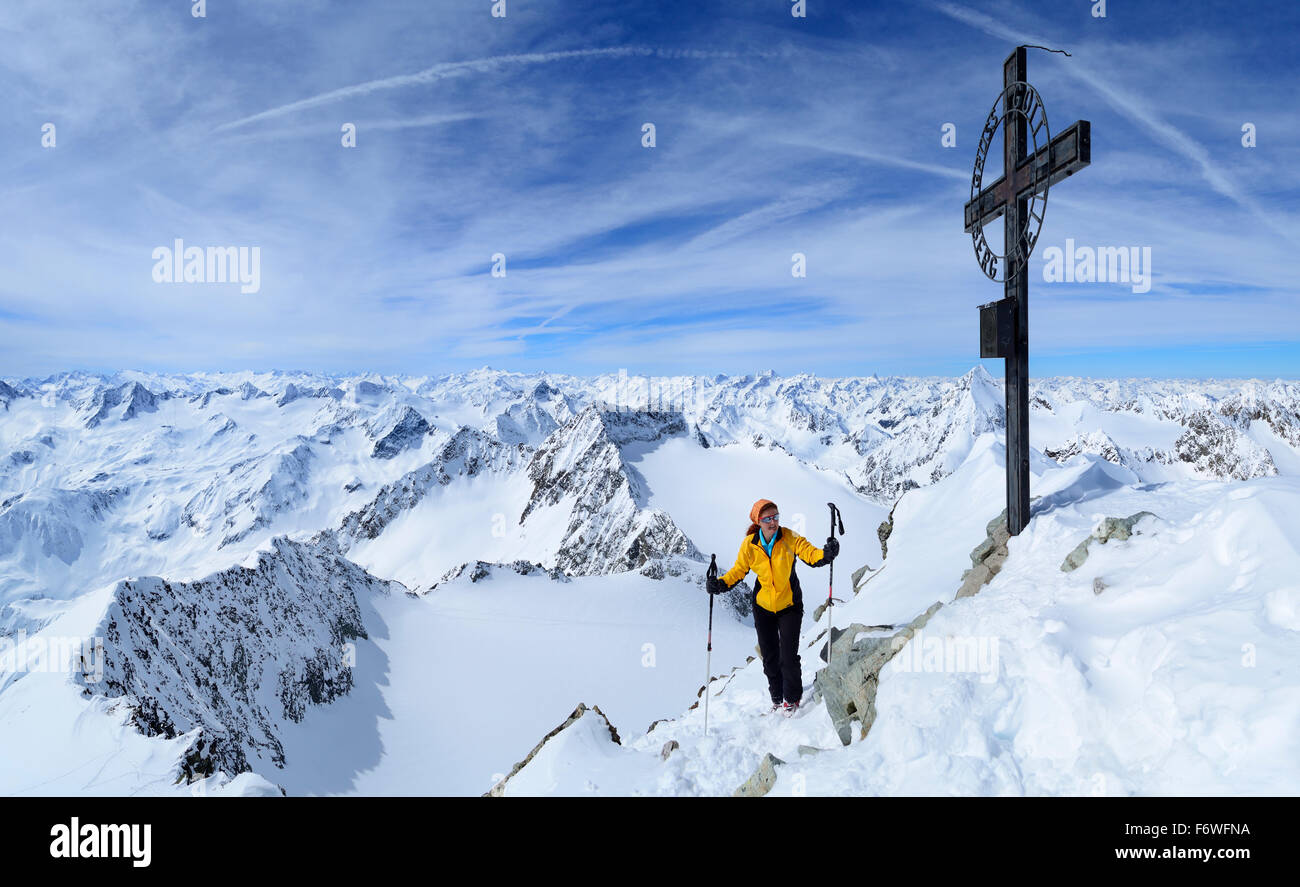 Frau, die in der Nähe Gipfel Kreuz, Ruderhofspitze, Stubaier Alpen, Tirol, Österreich Stockfoto