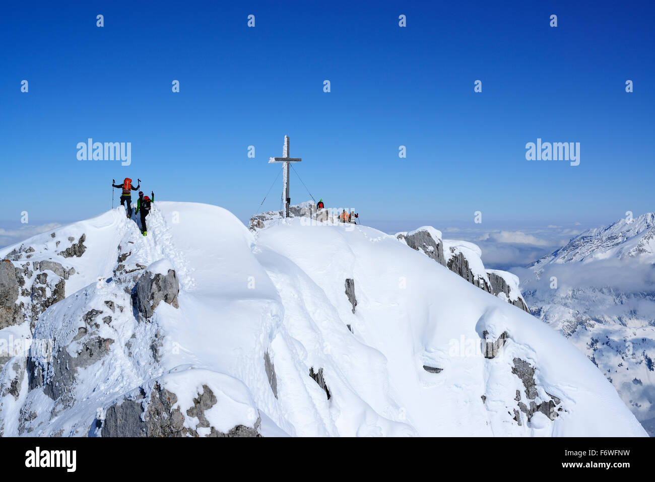 Zwei Personen aufsteigend Birnhorn Gipfel, Berchtesgaden Bereich im Hintergrund, Birnhorn, Leoganger Steinberge reichen, Salzburg, Österreich Stockfoto