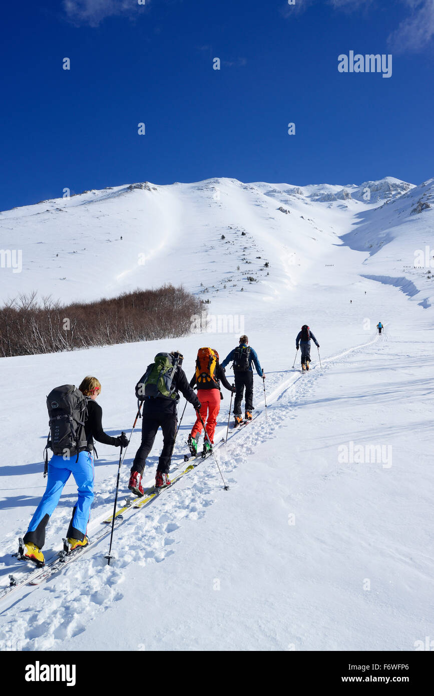 Gruppe von Personen Hinterland Skifahren aufsteigender Monte Amaro, Rava Giumenta Bianca, Monte Amaro, Majella, Abruzzen, Apennin, l' A Stockfoto