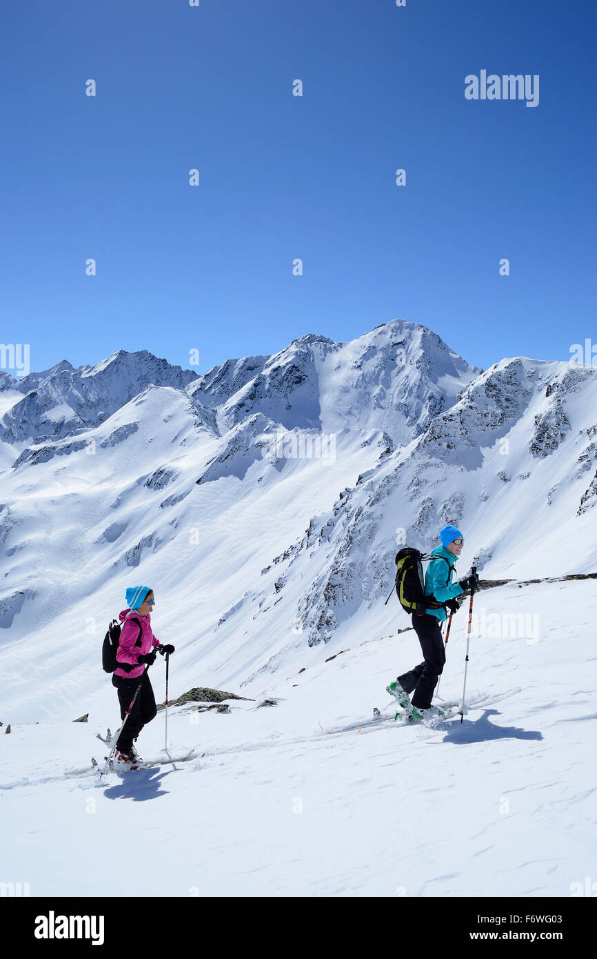 Zwei weibliche Backcountry Skifahrer aufsteigend nach Gleirscher Rosskogel, Pforzheimer Hütte, Sellrain, Stubaier Alpen, Tirol, Österreich Stockfoto