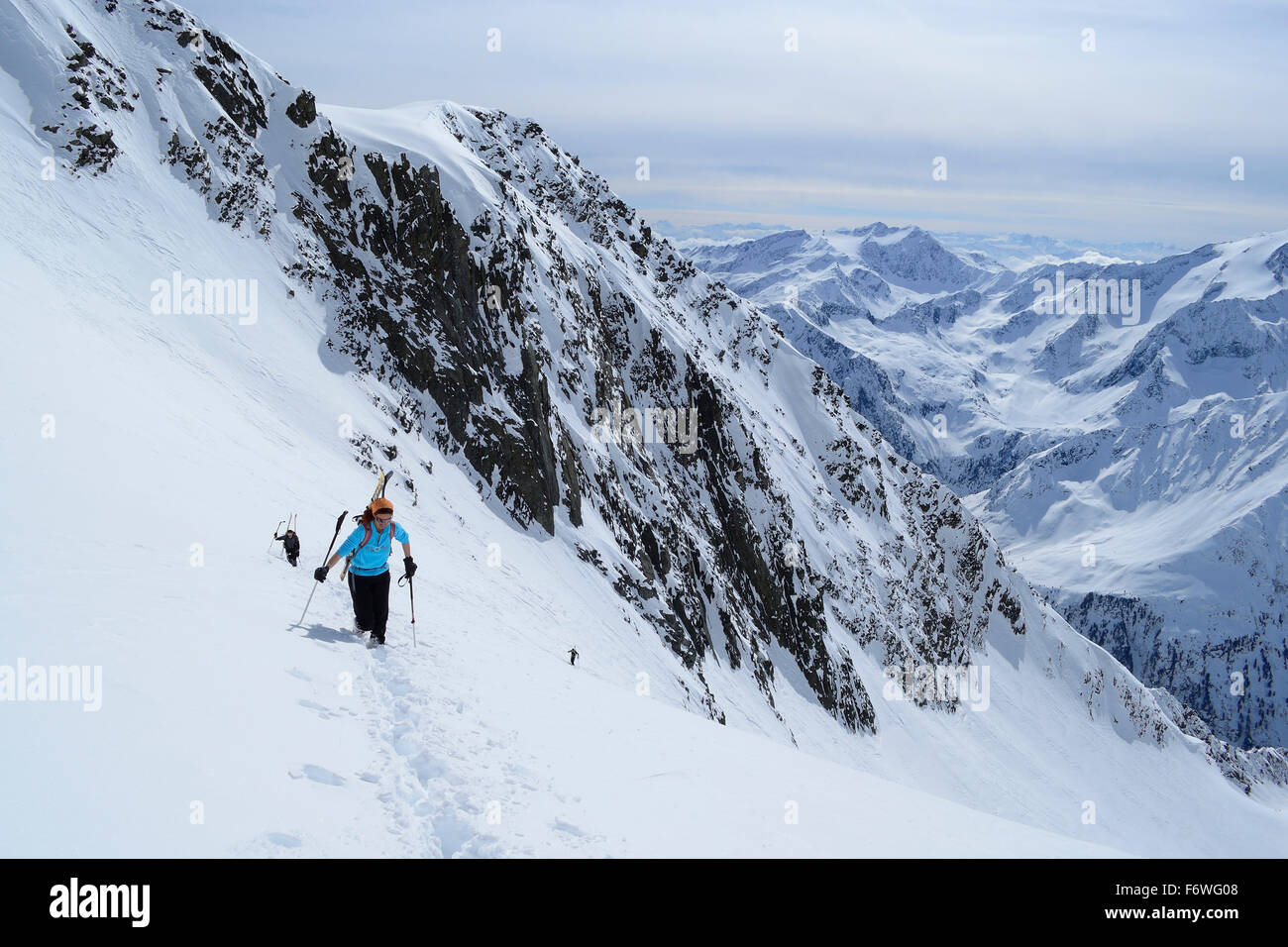 Weibliche Backcountry Skifahrer aufsteigend nach Ruderhofspitze, Stubaier Alpen, Tirol, Österreich Stockfoto