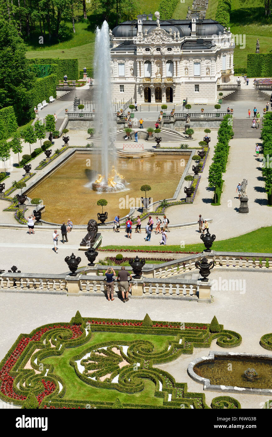 Blick vom VenusTempel zum Linderhof Schloss mit Garten und Brunnen