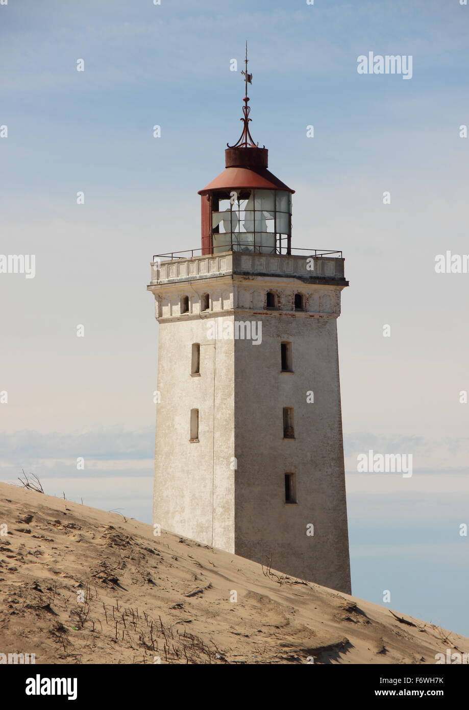 Sanddüne mit Leuchtturm von Rubjerg Knude im Hintergrund Stockfoto