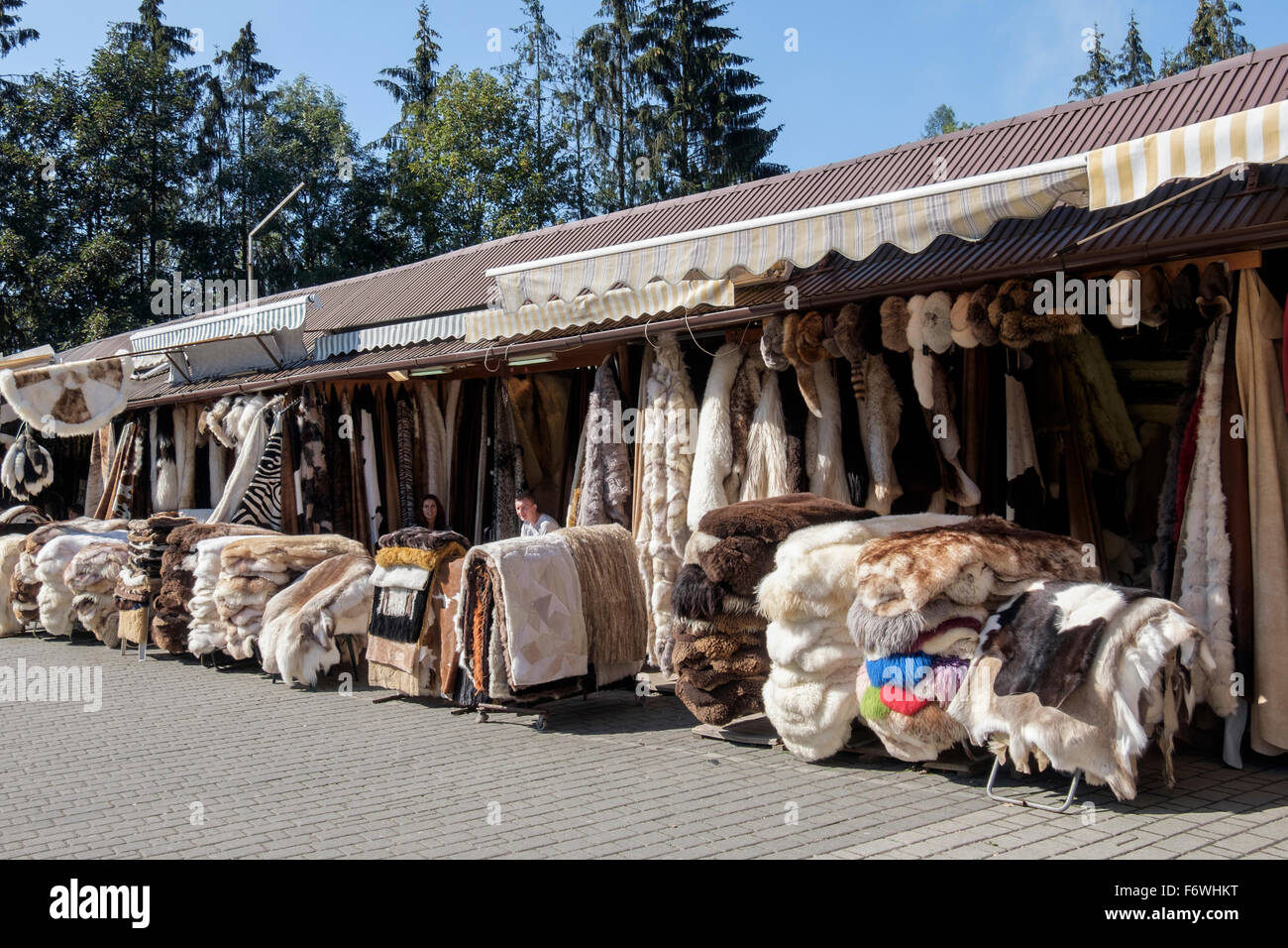 Marktstand verkaufen Pelze und Felle. Tatra County Krupowki Straße, Zakopane, Polen, Europa Stockfoto
