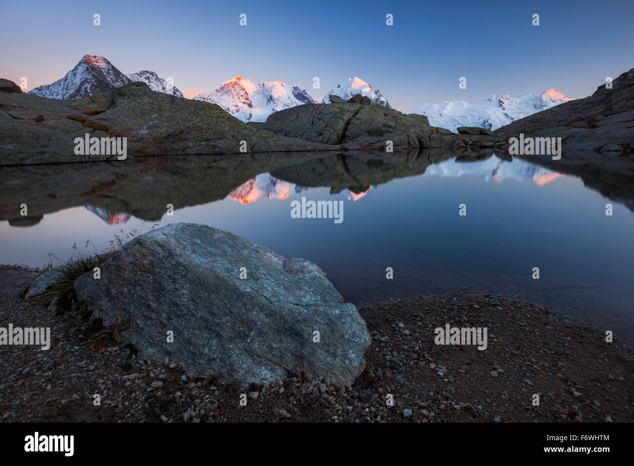 Alpenglühen auf den Gipfeln der Berninagruppe, Val Roseg, Engadin, Kanton Graubünden, Schweiz Stockfoto