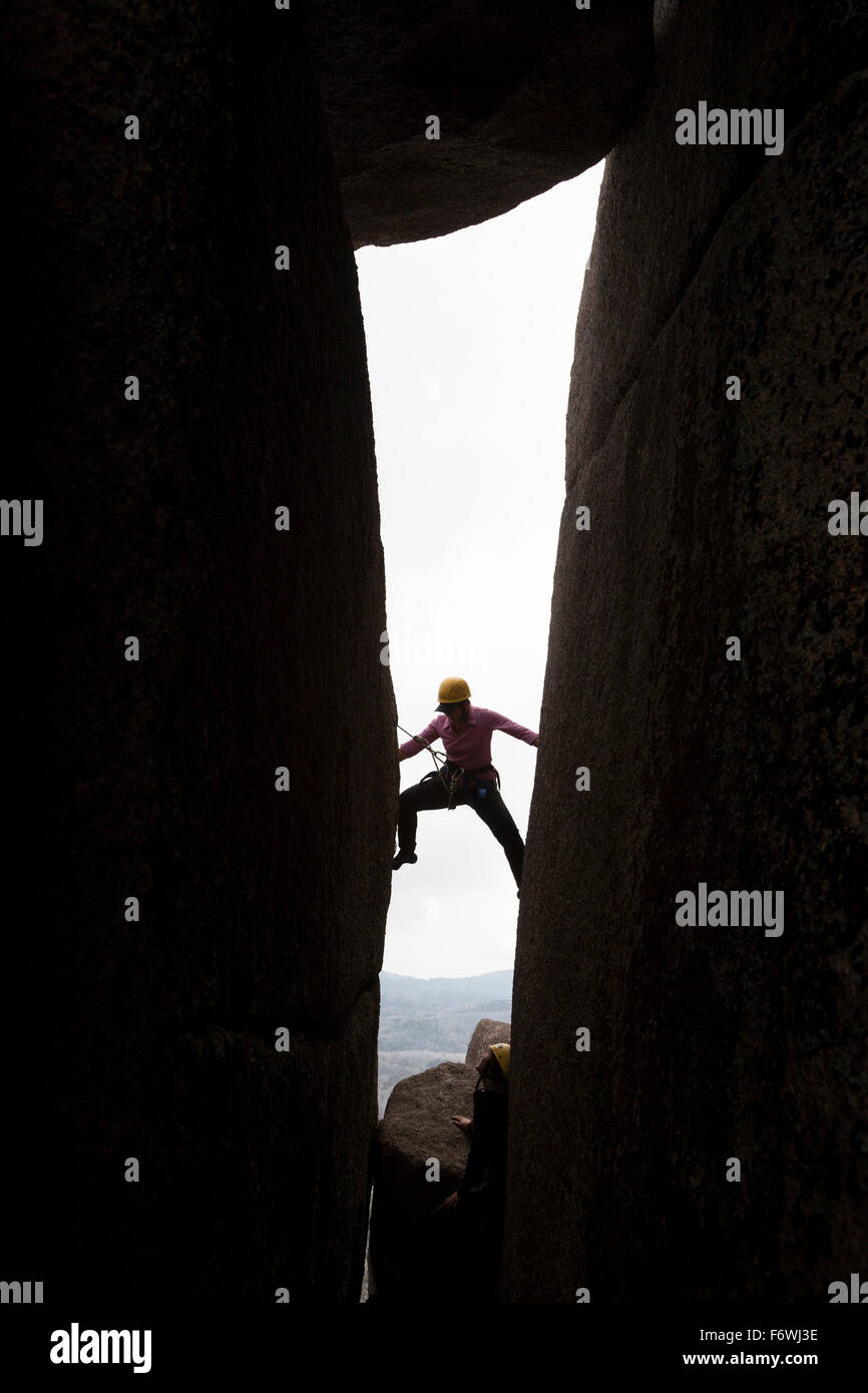 Frau Klettern am Cathedral Rock, Mount Buffalo, australischen Alpen, Victoria, Australien Stockfoto