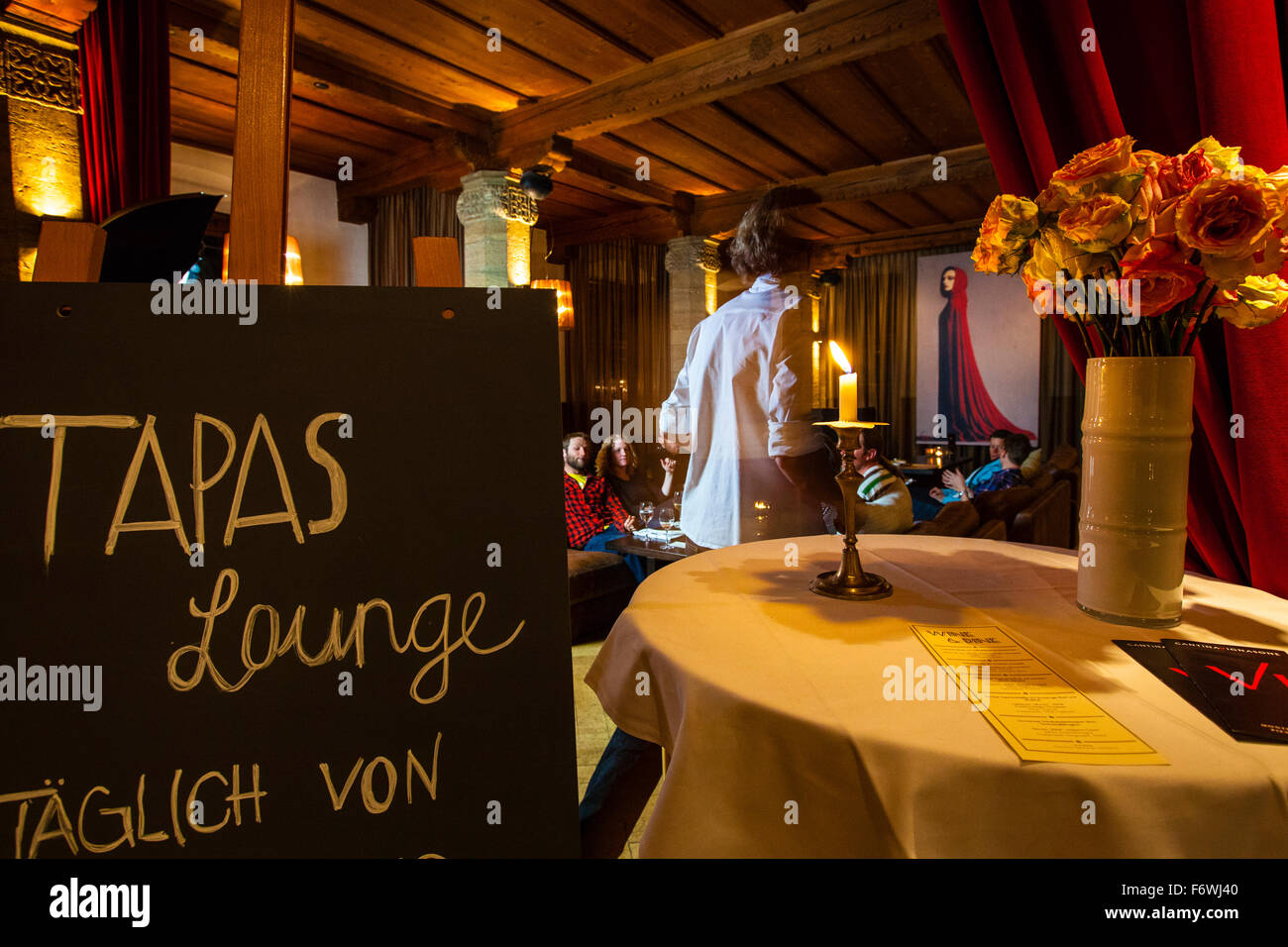 Gäste in der Lounge von einem Restaurant, Lenzerheide, Kantons Graubündens, Schweiz Stockfoto