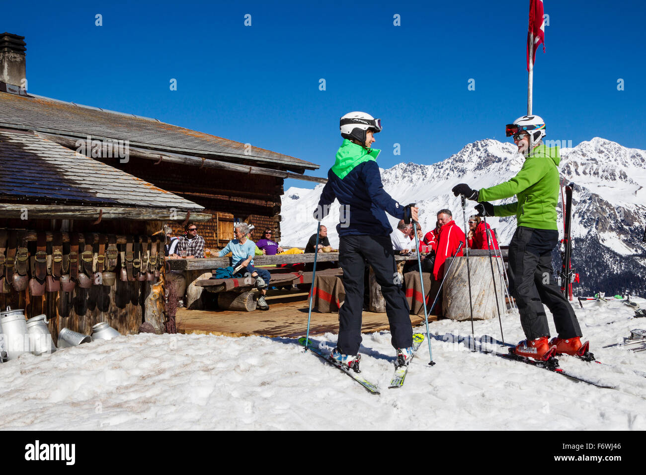 Skifahrer, die Ankunft in alpine Restaurant, Alp Fops, Lenzerheide, Kantons Graubündens, Schweiz Stockfoto