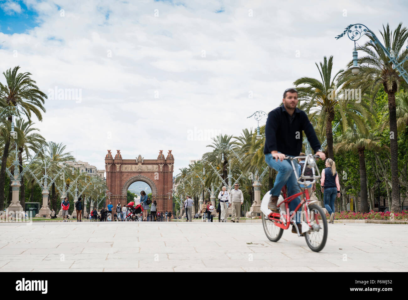 Arc de Triomf mit Menschen, Barcelona, Spanien Stockfoto