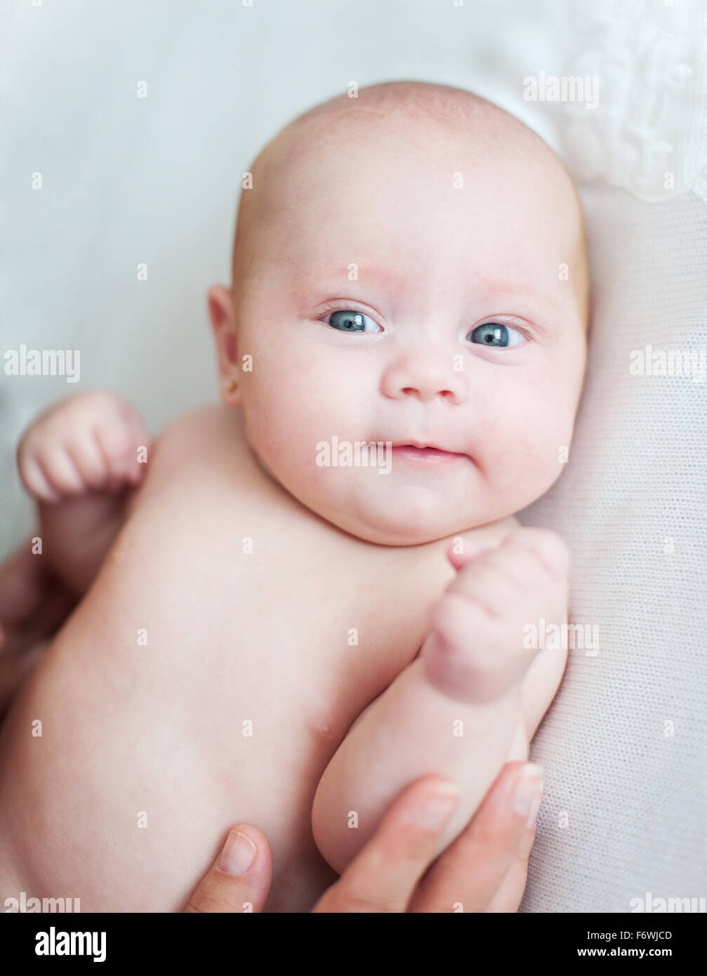 Foto-niedliche kleine Mädchen ist vier Monate Stockfoto