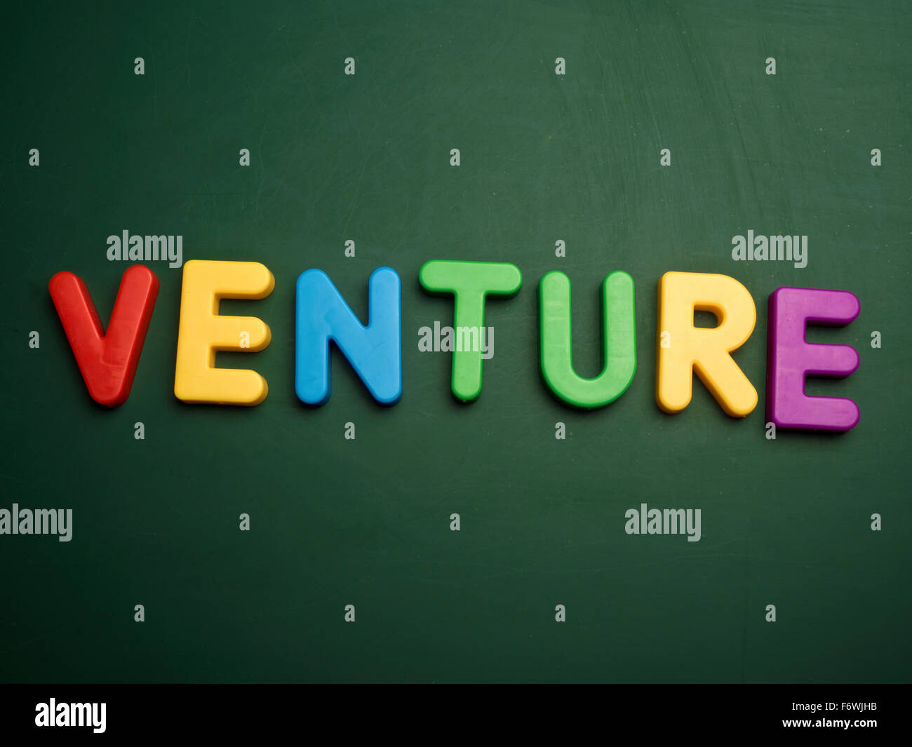 Venture-Konzept in bunten Buchstaben isoliert auf leere Tafel Stockfoto