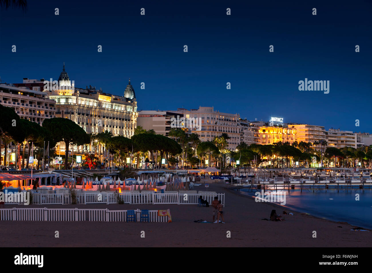 Luxus-Hotels und Strand in der Abenddämmerung, Cannes, Provence, Frankreich Stockfoto